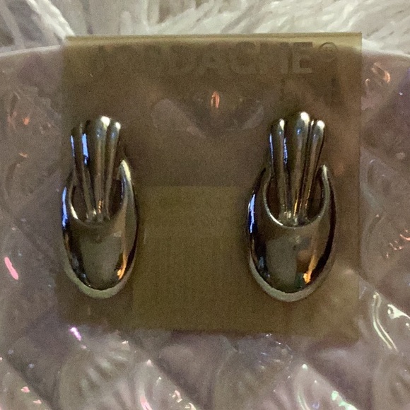 🌺NWT “ New Trendy Clip Style Earrings So Much Fun to Wear Closet Must Have 🌺 - Picture 5 of 8